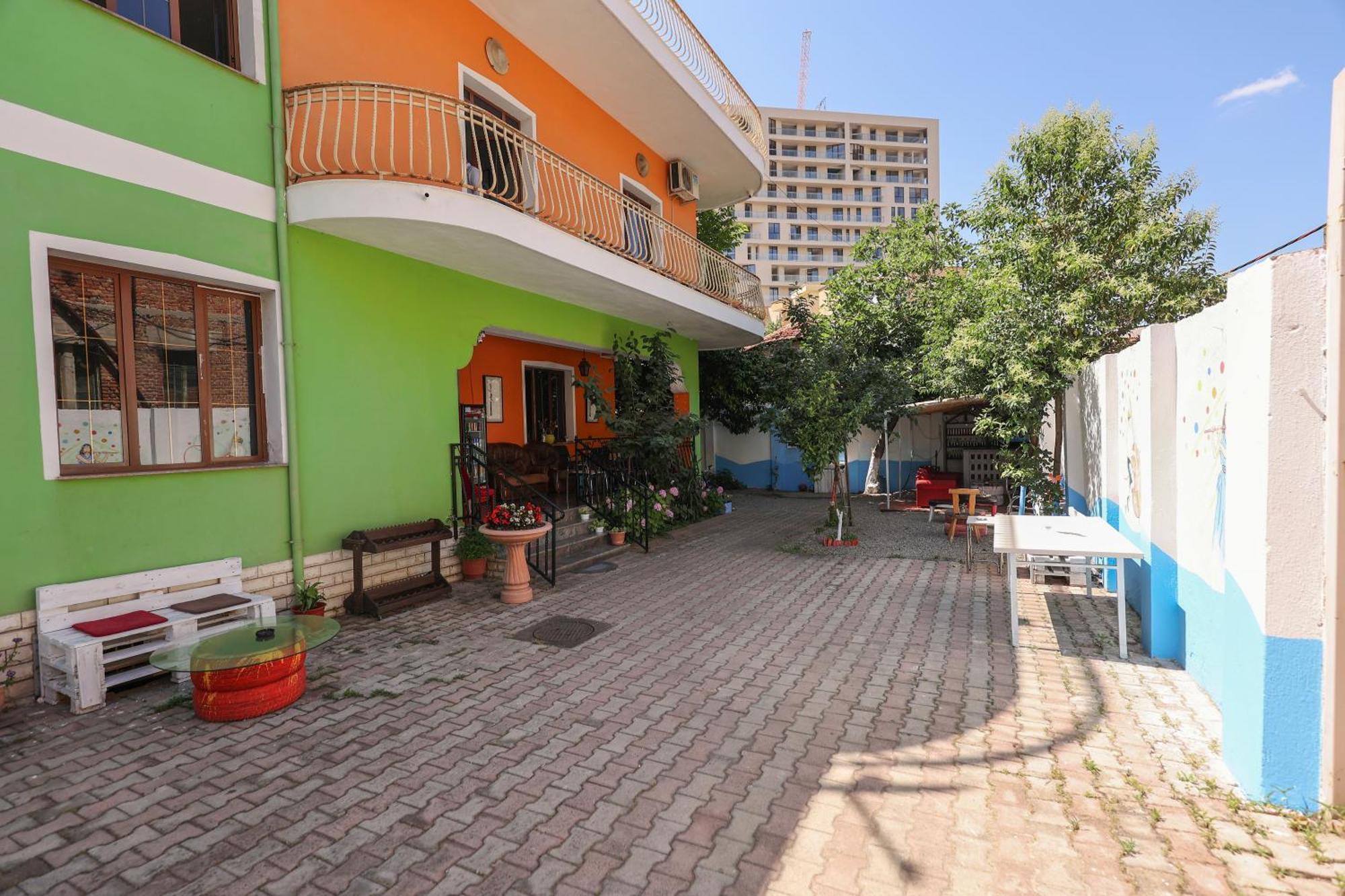Hostel Osho Тирана Екстериор снимка