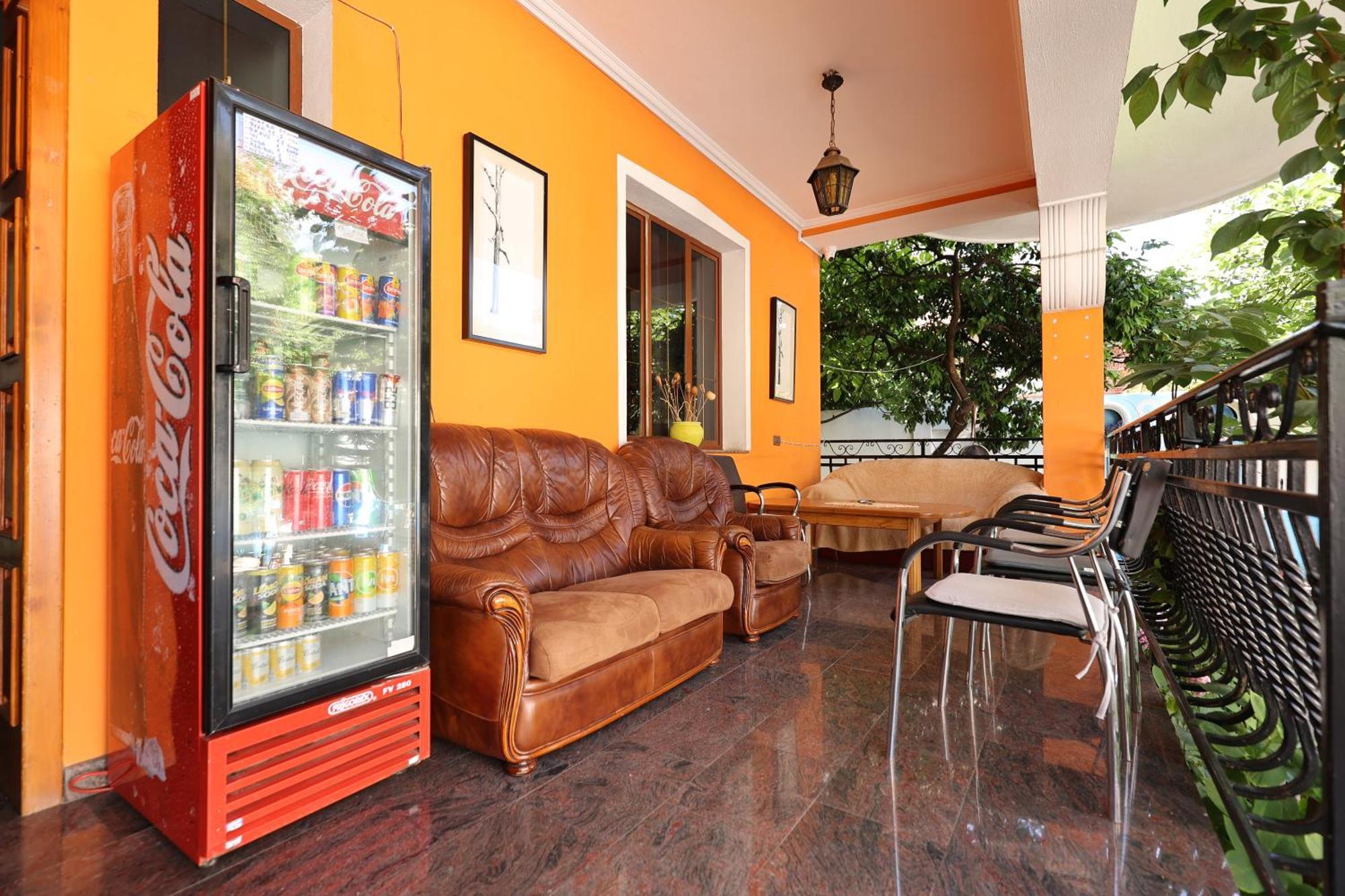 Hostel Osho Тирана Екстериор снимка
