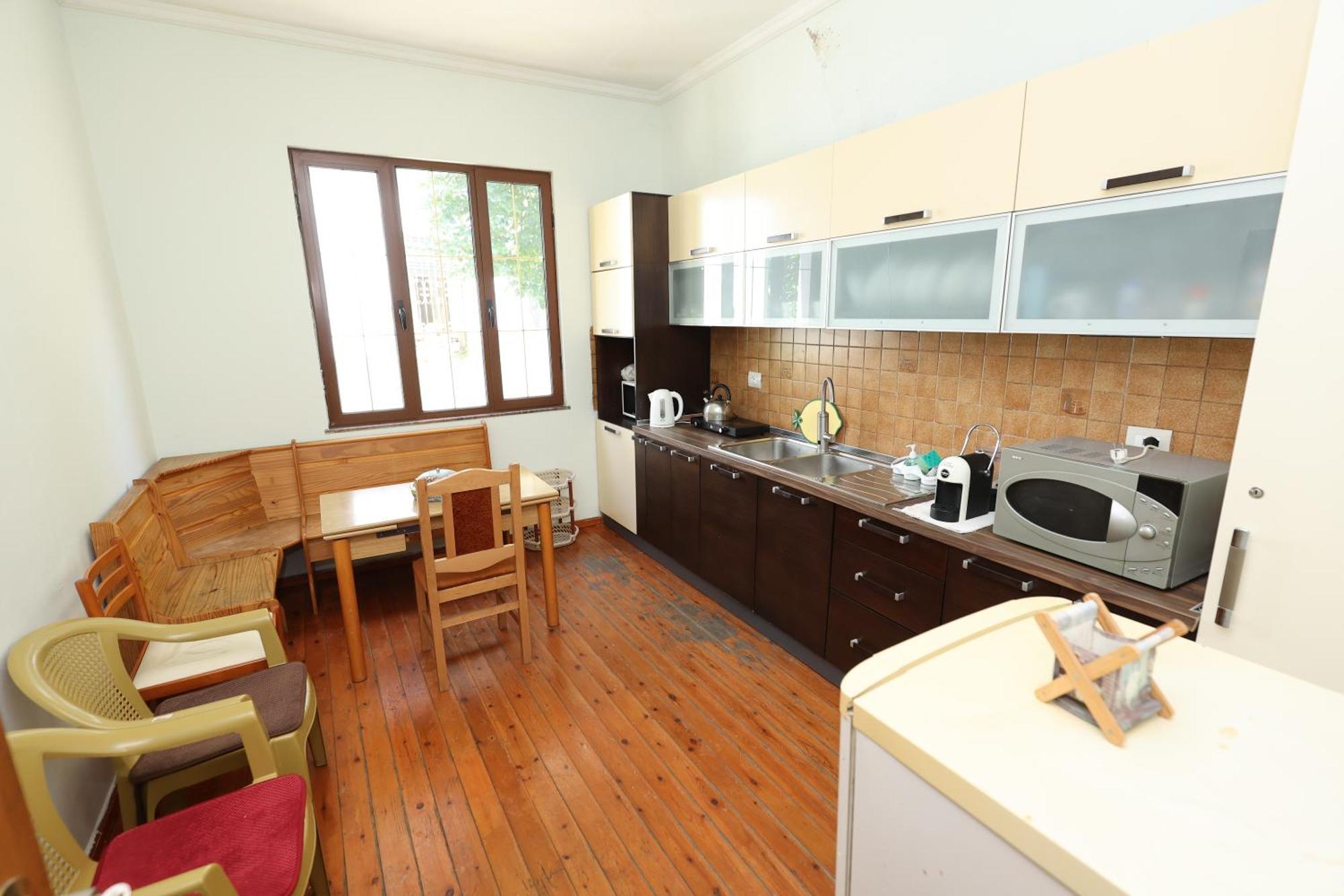 Hostel Osho Тирана Екстериор снимка